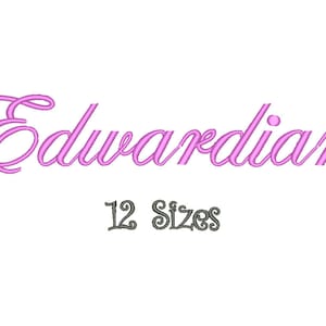 Op de afbeelding: Roze cursieve tekst die "Edwardian" luidt met grijze tekst eronder die "12 maten" luidt.