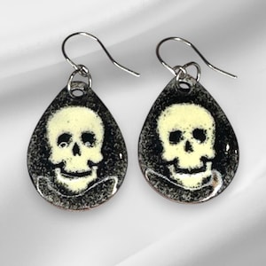 Skull Earrings, Skulls, Enamel Skull Earrings, Skull Dangle Earrings, Enamel Earrings, Enamel, Halloween Earrings, Halloween