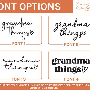 Op de afbeelding: De afbeelding toont vier lettertype-opties voor de zin "grandma things" met een hartsymbool. De tekst is zwart op een witte achtergrond, omlijnd door bruine rechthoeken. De bovenkant van de afbeelding zegt "FONT OPTIONS".