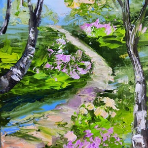 Op de afbeelding: Een schilderij van een pad dat door een bos slingert met groene bomen en roze bloemen. Het pad is licht en de bomen zijn donker. Het schilderij is gemaakt in een losse, impressionistische stijl.