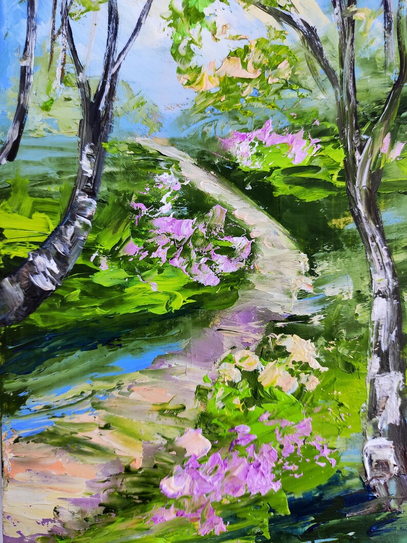 Op de afbeelding: Een schilderij van een pad dat door een bos slingert met groene bomen en roze bloemen. Het pad is licht en de bomen zijn donker. Het schilderij is gemaakt in een losse, impressionistische stijl.