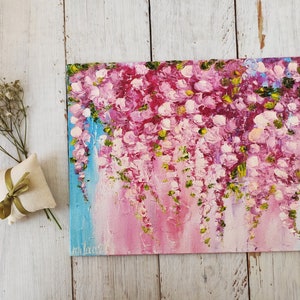 K&ouml;nnte beinhalten: Ein Gem&auml;lde von rosa und wei&szlig;en Blumen mit gr&uuml;nen Stielen und Bl&auml;ttern. Die Blumen sind in einem lockeren, impressionistischen Stil gemalt. Der Hintergrund ist hellblau und rosa.