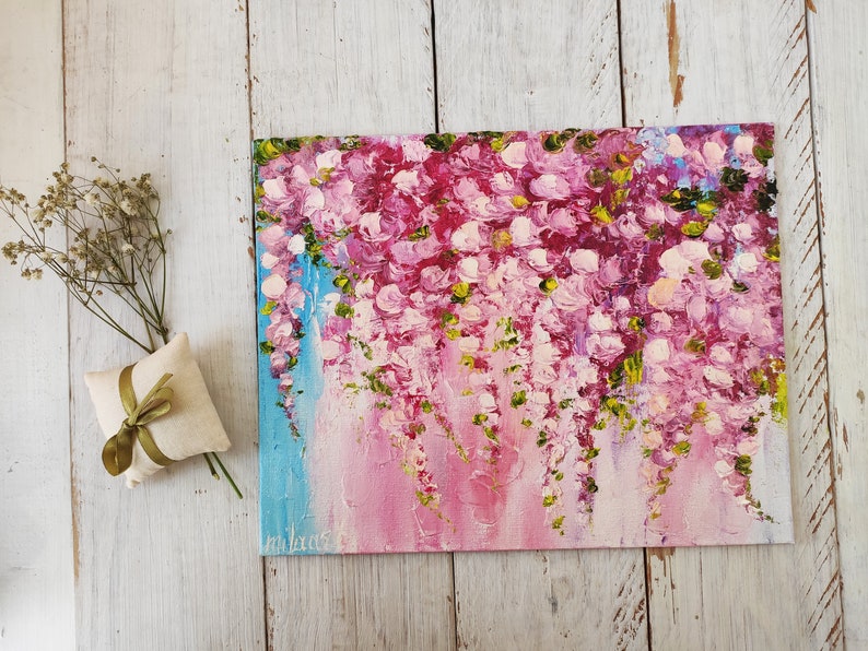 K&ouml;nnte beinhalten: Ein Gem&auml;lde von rosa und wei&szlig;en Blumen mit gr&uuml;nen Stielen und Bl&auml;ttern. Die Blumen sind in einem lockeren, impressionistischen Stil gemalt. Der Hintergrund ist hellblau und rosa.