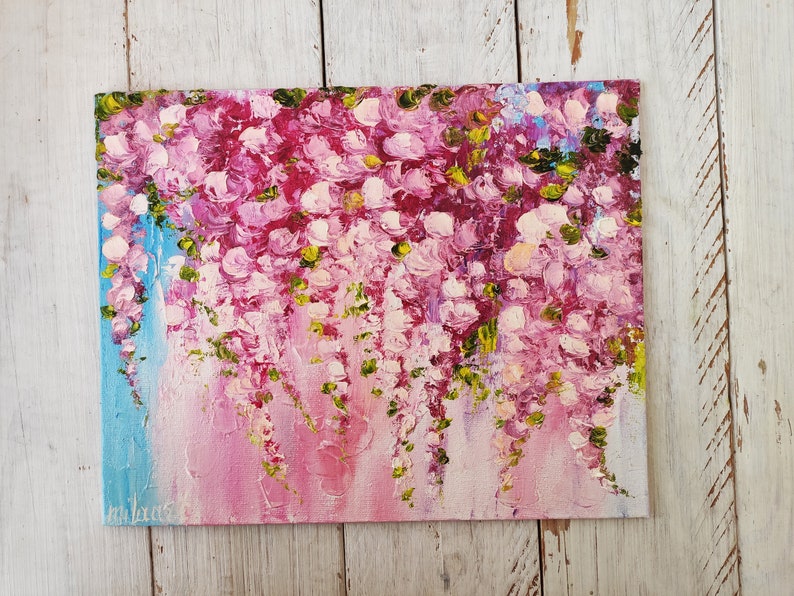 K&ouml;nnte beinhalten: Ein Gem&auml;lde einer rosafarbenen und gr&uuml;nen Glyzinien-Bl&uuml;tenkaskade. Die Bl&uuml;ten sind in einem lockeren, impressionistischen Stil gemalt, mit sichtbaren Pinselstrichen. Der Hintergrund ist ein sanftes Blau und Rosa.