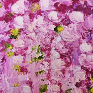 K&ouml;nnte beinhalten: Abstraktes Gem&auml;lde mit rosa, wei&szlig;en und gr&uuml;nen Pinselstrichen. Das Gem&auml;lde hat eine strukturierte Oberfl&auml;che und eine lebendige Farbpalette.