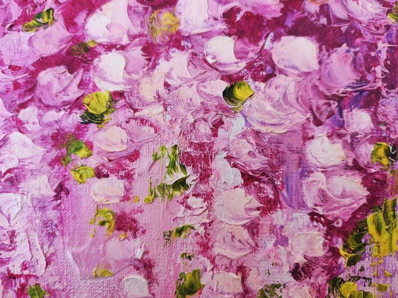 K&ouml;nnte beinhalten: Abstraktes Gem&auml;lde mit rosa, wei&szlig;en und gr&uuml;nen Pinselstrichen. Das Gem&auml;lde hat eine strukturierte Oberfl&auml;che und eine lebendige Farbpalette.