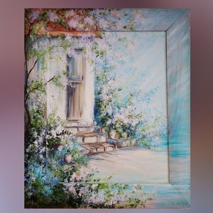 Könnte beinhalten: Ein Gemälde, das ein weißes Gebäude mit einer Holztür und Stufen, die zu ihm führen, zeigt. Das Gebäude ist von üppigem Grün und Blumen in Blautönen, Weiß und Grün umgeben. Das Gemälde ist in einem hellblauen Rahmen gerahmt.