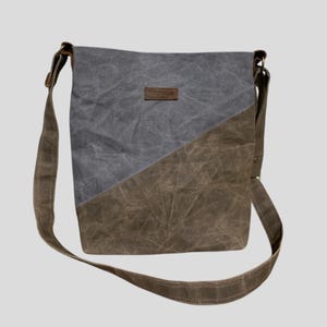 Sac à bandoulière en toile cirée à la main avec bandoulière réglable | Sac à bandoulière en toile cirée bicolore | Messager en toile grise et marron.