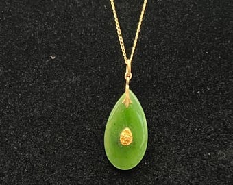 A vintage jade and gold pendant necklace.