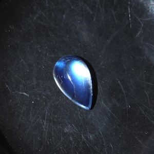 Cabujón de piedra lunar suelta, idea de joyería de piedra lunar, piedra lunar arco iris que pesa alrededor de 3,22 quilates