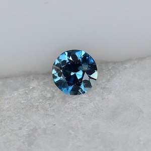 0.32 ct ダイヤモンドカット、ブリリアントカットサファイア、ブルーカットストーン、サファイアチャーム、美しいブルーの宝石、かわいいサファイアペンダント、かなりクール