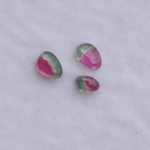 Blauw roze natuurlijke watermeloen toermalijn getrommelde cabochon.