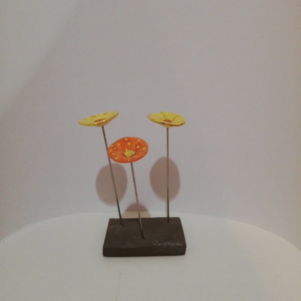 Trio de fleurs en céramique faience et son support en faience couleur marron chocolat