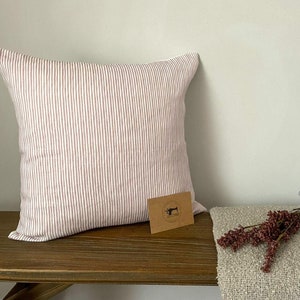 Maisie (Rosa) – Gestreifte Leinen-Kissenbezüge im modernen Landhausstil