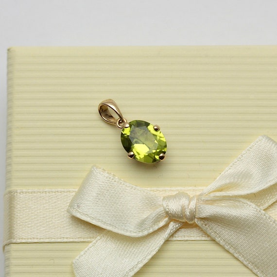 Small Vintage 9ct Gold Peridot Oval Pendant