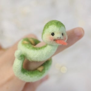 Serpente infeltrito ad ago, anno del serpente, simbolo 2025, accessorio per neonato