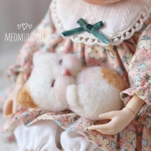 Chat endormi pour maison de poupée, jouet de poupée