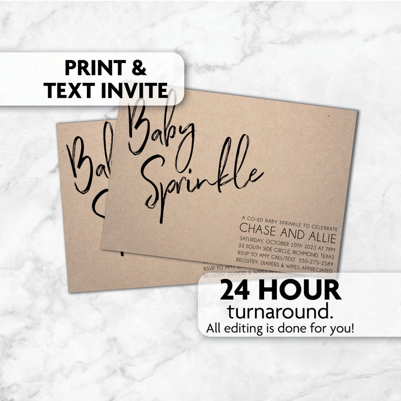 Puede incluir: Una tarjeta de papel marr&oacute;n con texto negro anunciando un baby shower mixto para celebrar a Chase y Allie. El evento est&aacute; programado para el s&aacute;bado 10 de octubre de 2023 a las 7:00 p. m. en 33 South Side Circle, Richmond, Texas. El n&uacute;mero de RSVP es 555-275-2589. El texto tambi&eacute;n menciona que se agradecen los pa&ntilde;ales y las toallitas h&uacute;medas.