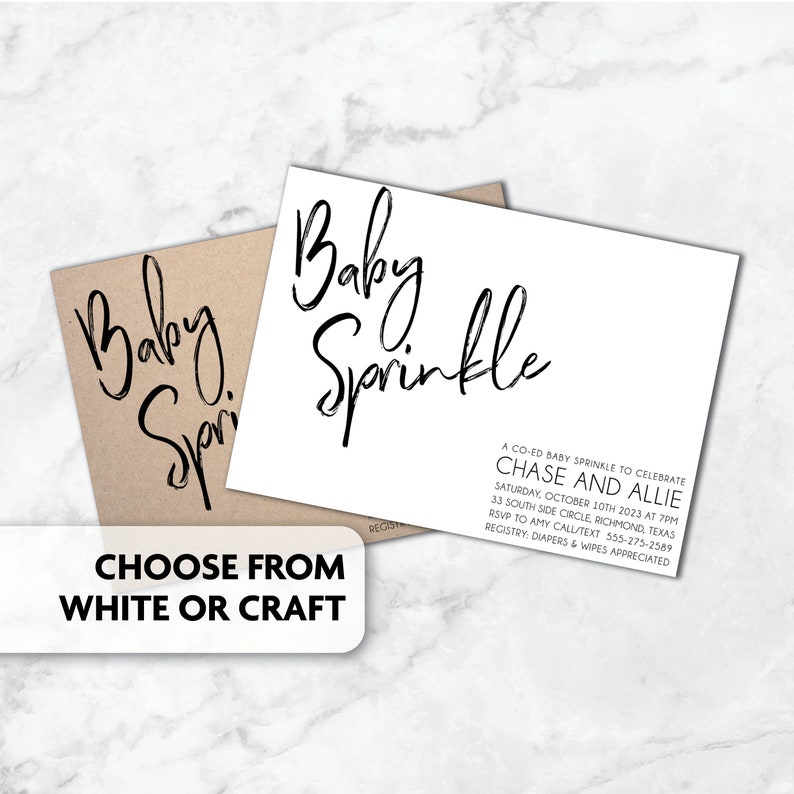 Puede incluir: Dos tarjetas de invitaci&oacute;n para un baby sprinkle, una blanca y otra de papel kraft marr&oacute;n. La tarjeta blanca tiene texto en caligraf&iacute;a negra que dice "Baby Sprinkle" e incluye detalles para un baby sprinkle mixto para celebrar a Chase y Allie. La tarjeta marr&oacute;n tiene texto en caligraf&iacute;a negra que dice "Baby Sprinkle".