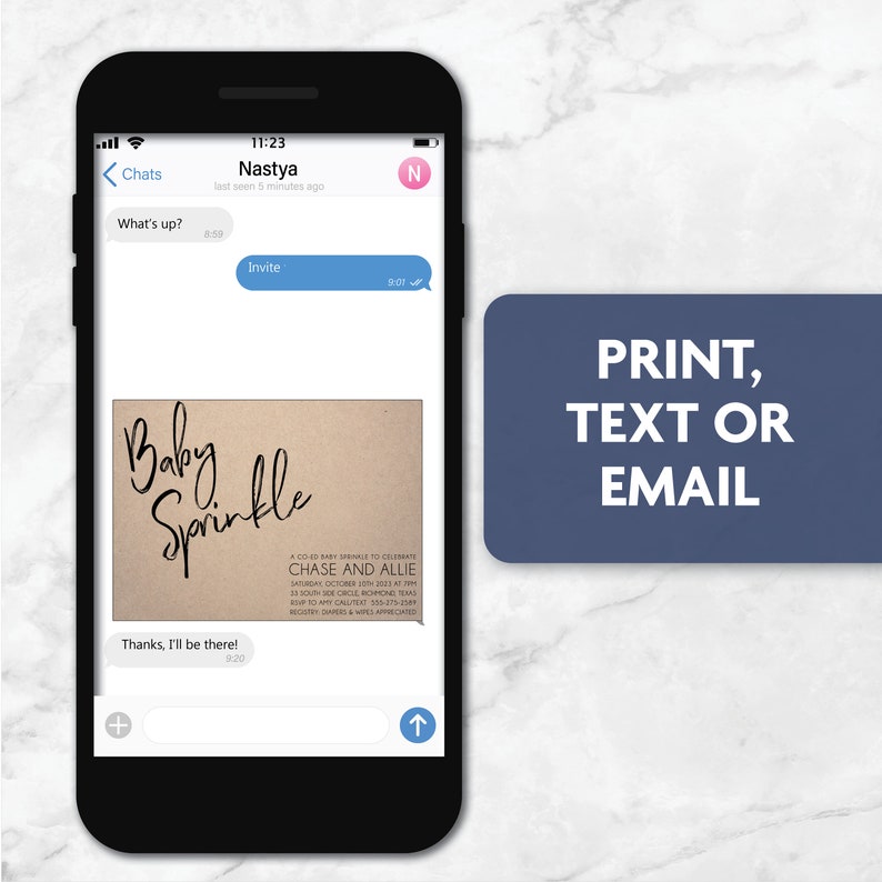 Puede incluir: La pantalla de un tel&eacute;fono m&oacute;vil que muestra una conversaci&oacute;n de mensajes de texto. El mensaje es una invitaci&oacute;n a una fiesta de bienvenida para Chase y Allie. El texto dice: "Una fiesta de bienvenida mixta para celebrar a Chase y Allie. S&aacute;bado 20 de octubre de 2023 a las 2 pm. 21 South Circle Richmond, Texas. RSVP a Amy Caltex 355-275-2548. Se agradecen los detalles del registro y los deseos."
