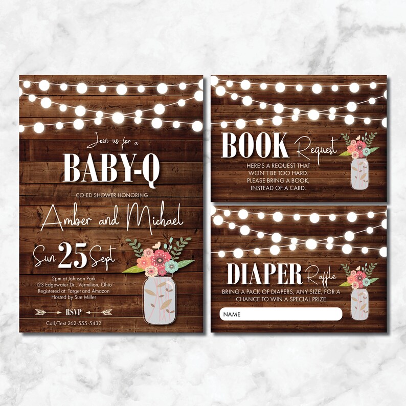 K&ouml;nnte beinhalten: Ein rustikaler Holzhintergrund mit Lichterketten und einer druckbaren Einladung zu einer Babyparty. Die Einladung lautet "Join us for a Baby-Q" und enth&auml;lt die Namen Amber und Michael, das Datum und die RSVP-Informationen. Es gibt auch zwei druckbare Karten f&uuml;r eine Buchwunschliste und eine Windeltombola.