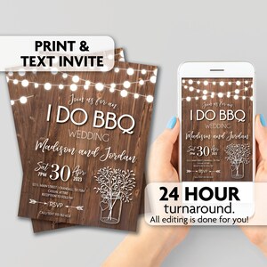 Pode incluir: Um convite de casamento imprimível com um fundo de madeira rústico e luzes de corda. O texto diz "Join us for an I Do BBQ Wedding, Madison and Jordan, Sat 30 Apr 2023, 7PM, 123 S. Main Street, Crandall, TX 75048, Casual Attire, Reception to Follow, RSVP, Call/Text 555-762-6538".