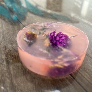 Fun soaps with real flowers (medium size) choose color and flowers