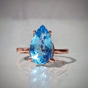 Anillo de topacio azul natural en oro rosa de 14 quilates, solitario, minimalista, con topacio azul en forma de pera, anillo de compromiso alternativo y anillo de boda con piedra azul.