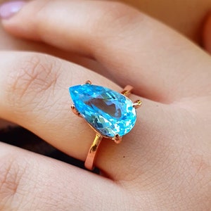 Anillo de topacio azul natural en oro rosa de 14 quilates, solitario, minimalista, con topacio azul en forma de pera, anillo de compromiso alternativo y anillo de boda con piedra azul.