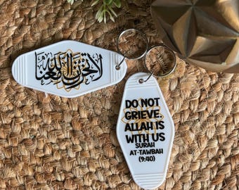 Islamic Keychain 6 – Qur’an Verse Surah At-Tawbah (9-40) “Do Not Grieve, Allah Is With Us” | Arabic & English Muslim Gift, Ramadan Favor