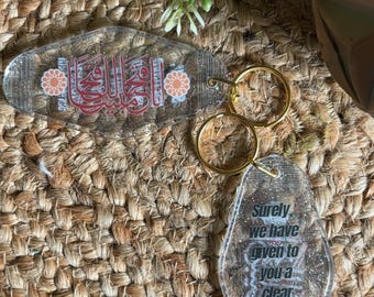 Islamic Keychain 8– Qur’an Verse Surah Al-Fath (48-1) “Clear Victory” | Arabic & English Muslim Gift, Ramadan Favor, Acrylic Glitter Key Tag
