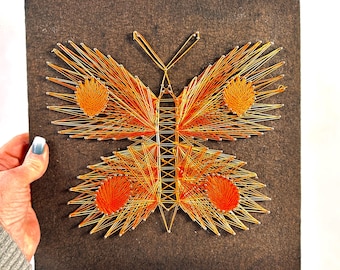 String Art Schmetterling Wandbehang, Vintage 1970er Jahre Thread Art, geometrisches Folksdekor