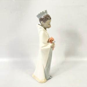 Figura de Lladró: niño coronado sosteniendo un cordero, figura religiosa del nacimiento. imagen 7