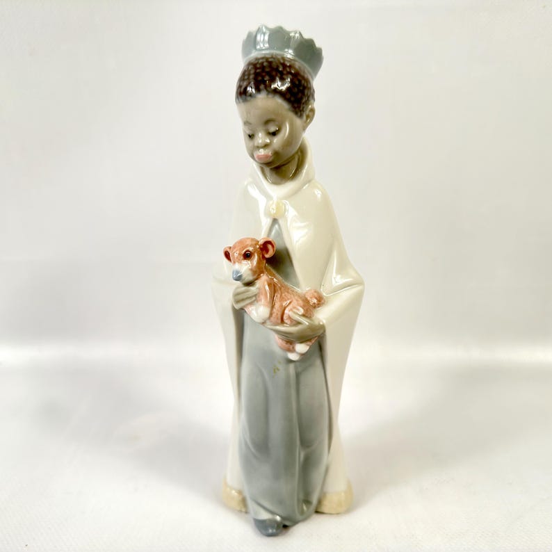 Figura de Lladró: niño coronado sosteniendo un cordero, figura religiosa del nacimiento. imagen 10