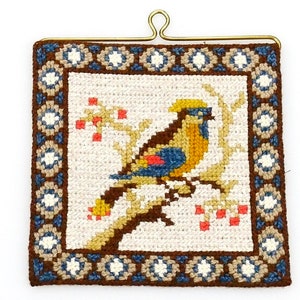 Vintage handgemaakte geborduurde volkskunst - Wandtapijt vogel met hanger