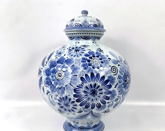 Vintage Delft Ginger Jar – Hand-Painted Blue & White Lidded Vase