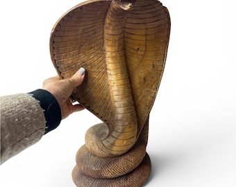 Houten slangsculptuur, handgesneden cobra, decor van tribale volkskunst
