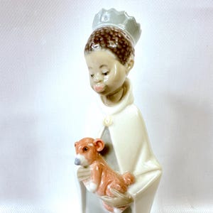 Figura de Lladró: niño coronado sosteniendo un cordero, figura religiosa del nacimiento. imagen 3