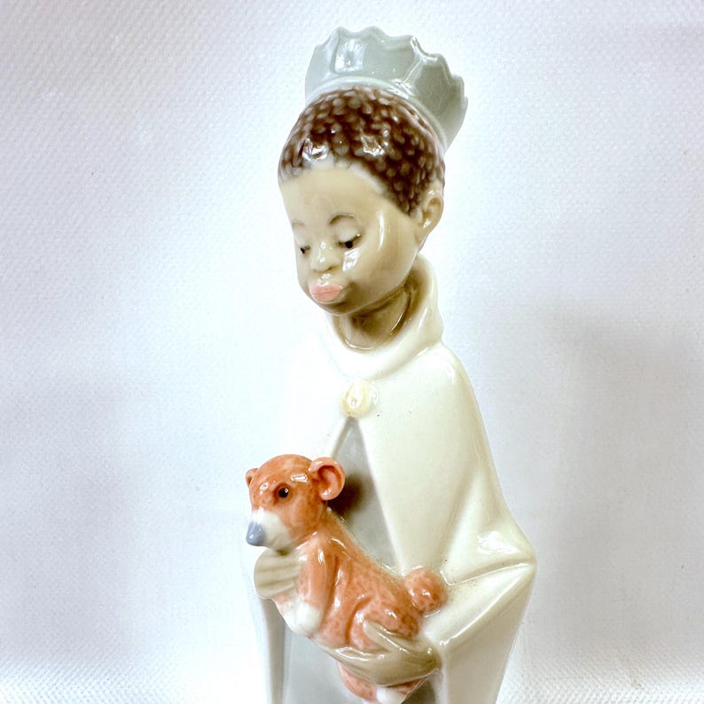 Figura de Lladró: niño coronado sosteniendo un cordero, figura religiosa del nacimiento. imagen 3