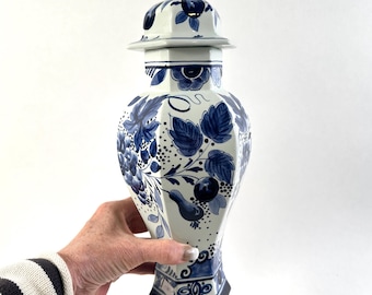 Grote Delftsblauwe gemberpot met deksel, handbeschilderde Nederlandse keramische vaas, Holland