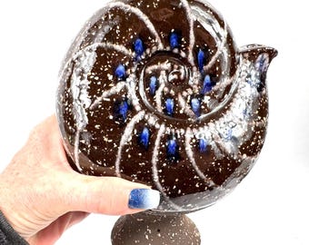 Schwedische Studiokeramik Nautilus-Muschelskulptur Nittsjö Keramik THO Steinzeug