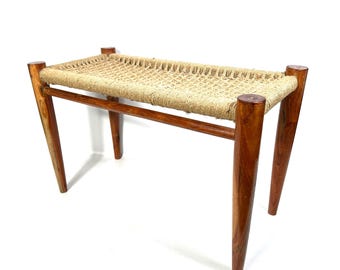 Taburete-banco de mediados de siglo, estructura de madera de teca, asiento de yute tejido, estilo danés, década de 1970.