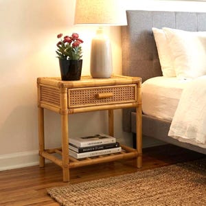 Mesa auxiliar vintage de bambú con cajón, años 70