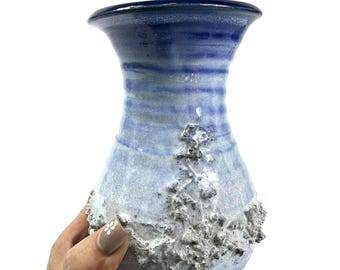 Isländische Lavakeramikvase, handgefertigte nordische Studiokeramik, strukturierte blaue Glasur