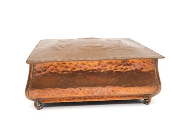 Vintage Hammered Copper Box – Arts & Crafts Trinket Chest with Fruit Garland Lid, c.1920s