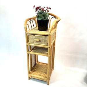 Vintage bijzettafel van bamboerotan – hoog boho-nachtkastje met lade, Scandinavisch design jaren 70