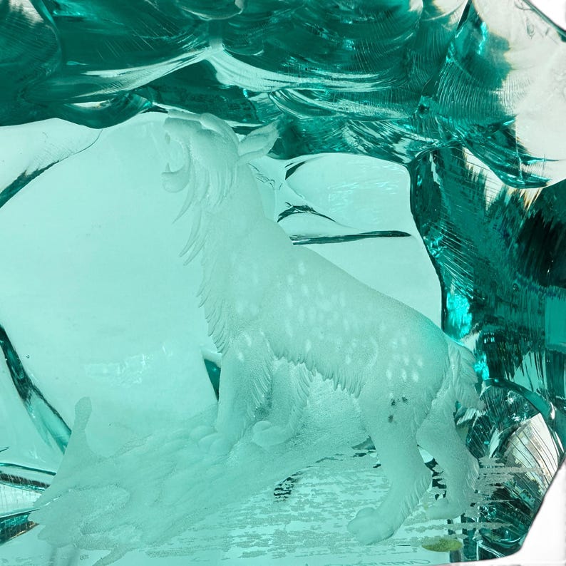 Peut inclure: Une sculpture en verre bleu sarcelle translucide pr&eacute;sentant un relief d&eacute;poli et grav&eacute; d'un f&eacute;lin sauvage debout sur une surface textur&eacute;e. Le f&eacute;lin est repr&eacute;sent&eacute; de profil, la t&ecirc;te tourn&eacute;e vers le haut, r&eacute;v&eacute;lant des d&eacute;tails de pelage.