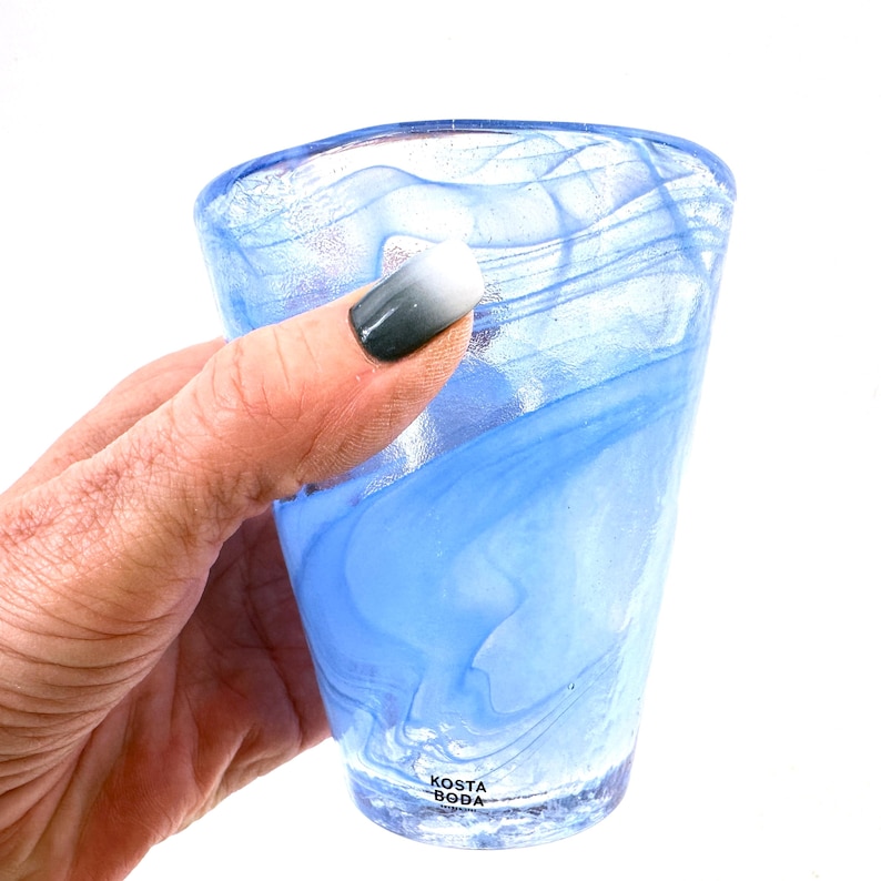 Puede incluir: Un juego de tres tazas de cer&aacute;mica con un acabado mate moteado. Las tazas son de color crema, gris claro y gris oscuro. Cada taza tiene un dise&ntilde;o simple y minimalista.
