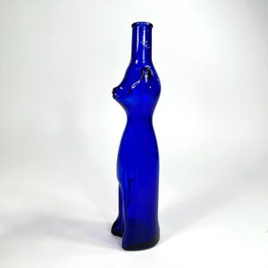 Bottiglia vintage in vetro blu con un simpatico gatto – decanter da collezione, vaso o portacandele immagine 5