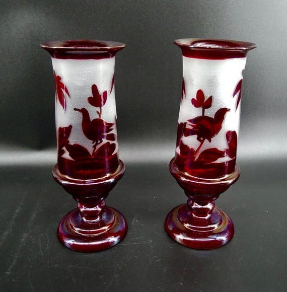 ヴィンテージ ルビーレッド ボヘミアンガラス花瓶 – エッチングされた
